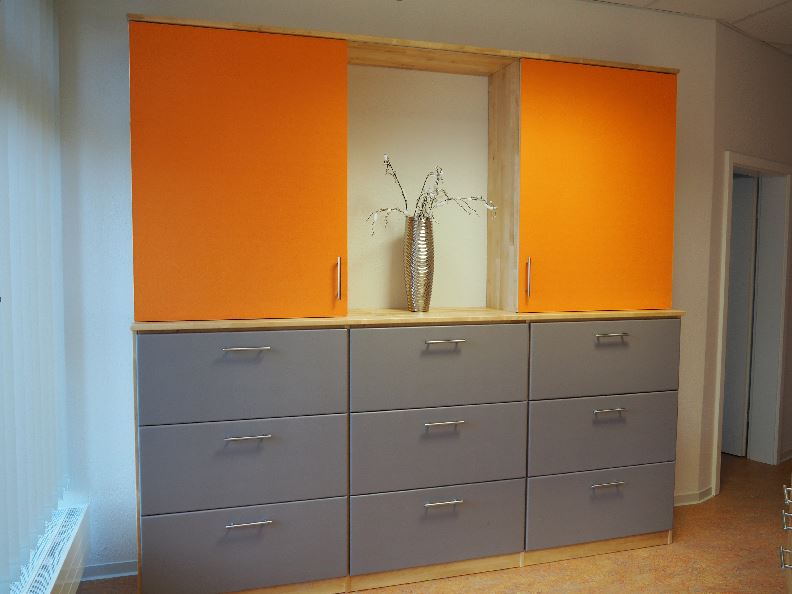 schrank empfang.jpg