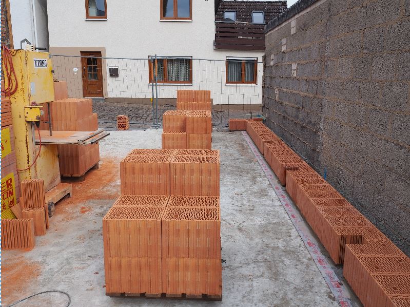 anlegen der außenwände.jpg?cs=b8a90876dbb76afdf4c1009b6a7774d1c6329d8b37d5d18236343c469917a7b1a358ef278b0bf7ad06d15030df7341b842cde759093092954469c8f1fb9d6699&derivate=usage%3Dposter