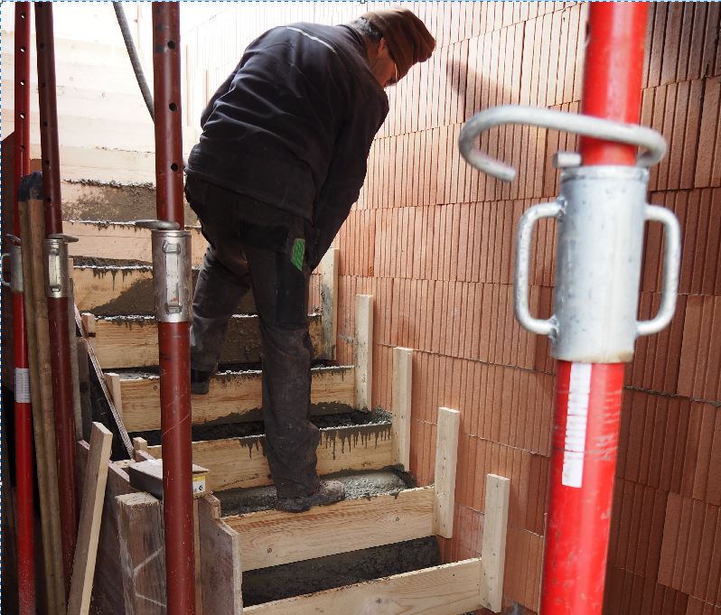 betonieren der treppe.jpg?cs=422df028b9fa002303640398892e906c2ce78b29c81ece1f0ad6c46a85cec3d8a43d7447c83d8cf7b0cc77a3137e4eb48c7bb3e459cfca416e5c1a75dcb053b9&derivate=usage%3Dposter