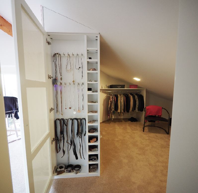 ankleide schmuckschrank.jpg?cs=18937cdb95b508395782bac50adc8d41a7bc6974e1874cb6604f60c25075b15ef44af86a4e19d0a1bcf629d20cecbb040164b6cc7a6194a30cc64ac952e227d9&derivate=usage%3Dposter