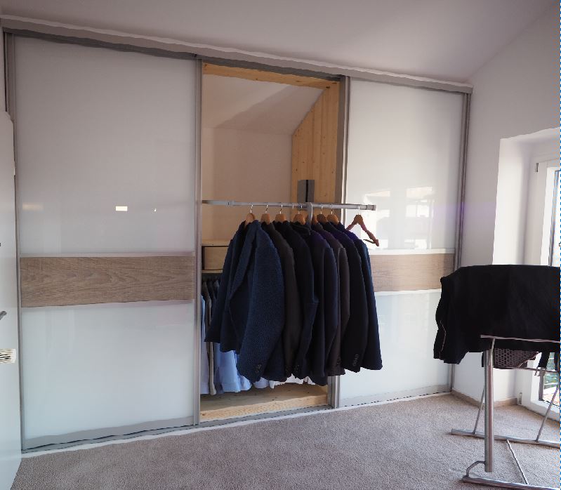 ankleide schrank neu.jpg?cs=de62a4a17c6e9f29849049879af24592731dd5ac3a91e7e9b70c958f93f5754e2273feb1557c441e27c401f8e45b4f7876bc5052439d903abf4ea5b5a15f3553&derivate=usage%3Dposter