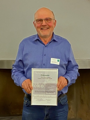 Ehrung Johann Egginger auf ÖkoPlus-Branchentag 2023 Ehrung Johann Egginger für engagierte Arbeit bei ÖkoPlus auf dem Branchentag 2023