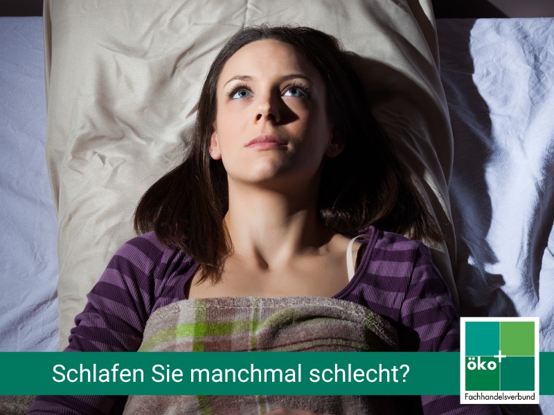 Können Sie manchmal auch nicht schlafen? Junge Frau liegt nachts wach im Bett - schlafen Sie auch manchmal schlecht?