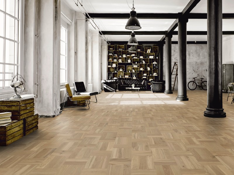 Mit dem Parkettboden im Flecht-Design erhält das Loft eine wohnliche Atmosphäre Das Loft erhält durch den Parkettboden im Flecht-Design eine wohnliche Atmosphäre