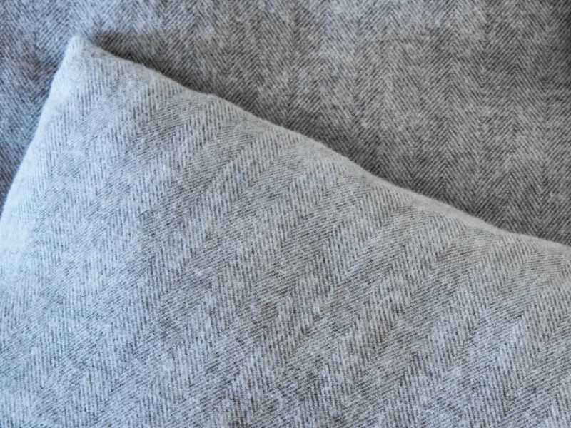 Kuschelige graue Biber-Bettwäsche in edlem Fischgrat-Design