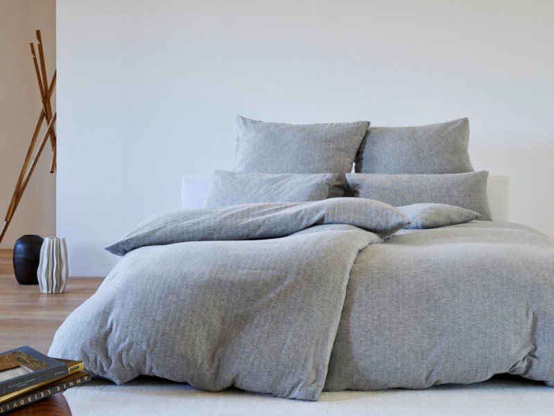 Doppelbett mit grauer Biber-Bettwäsche im edlen Fischgrat-Design