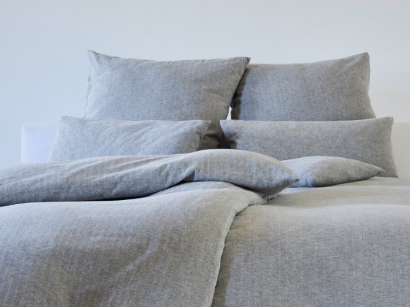 Graue, angeraute Winterbettwäsche im Fischgrat-Design von cotonea