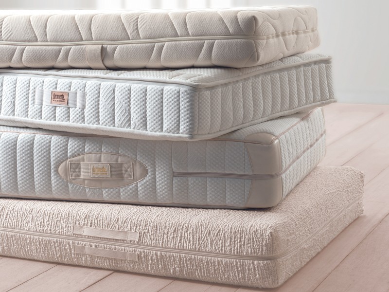 dormiente hat eine große Auswahl an Naturlatex-Matratzen dormiente hat eine große Auswahl an Naturlatex-Matratzen. Vier davon sind auf dem Foto abgebildet.